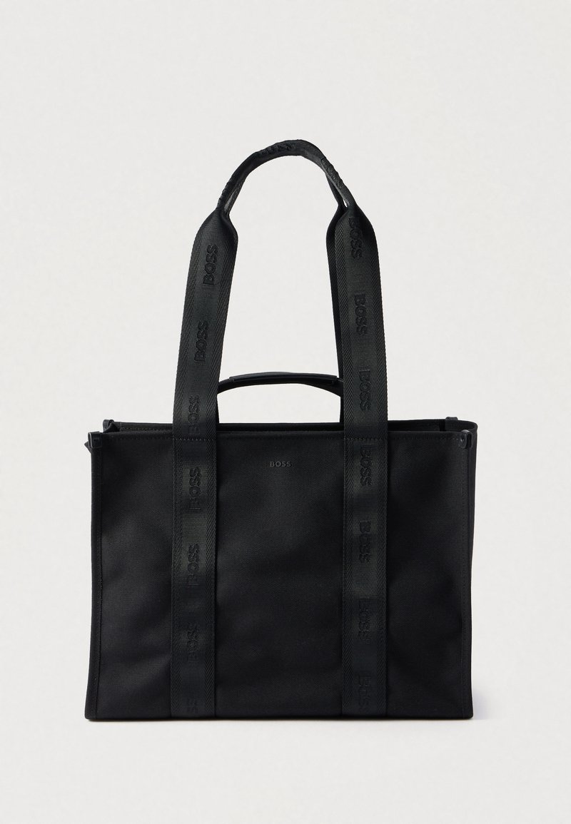 Saco tote preto feito de tecido texturizado com logotipo em relevo. Possui duas pegas superiores, fecho de correr e alças com logotipo tonal.