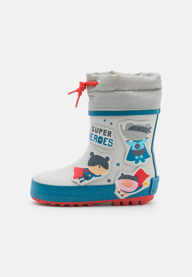 Botte de pluie en caoutchouc avec un design blanc et bleu, des accents rouges et des autocollants de super-héros en cartoon. La botte a une surface texturée et un haut à cordon de serrage.