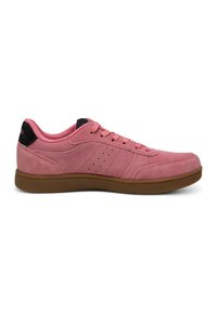 Sneaker in suede rosa con profilo basso, dettagli neri sul tallone, punta rotonda e suola in gomma color crema. Include dettagli perforati sul lato.