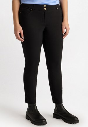 Schwarze Hose mit einem schlanken, taillierten Design, ausgestattet mit zwei vorderen Taschen, goldenen Knopfakzenten und einer glatten Stofftextur.
