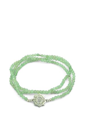 Bracciale a triplo filo con perle tonde verde chiaro e una chiusura decorativa in argento con un motivo ornato e un'incisione centrale a forma di "H".