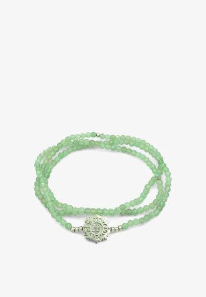 Bracciale a triplo filo con perle tonde verde chiaro e una chiusura decorativa in argento con un motivo ornato e un'incisione centrale a forma di "H".