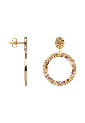 Boucles d'oreilles créoles en or avec un design corde torsadée et des pierres précieuses multicolores disposées autour du cadre circulaire, présentées de face et de profil.