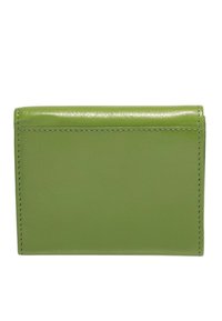 Portefeuille en cuir vert avec une texture lisse, de forme rectangulaire, une seule couture visible et un design minimaliste. Pas d'accents ni de matériel supplémentaire.