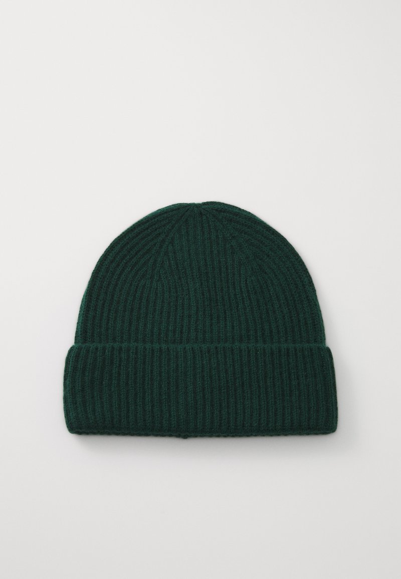 Ciemnozielona, prążkowana czapka beanie z podwiniętym brzegiem, leżąca płasko na jasnym tle.