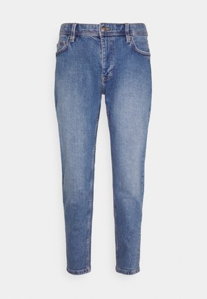 Jean en denim bleu taille haute avec fermeture éclair et bouton à l'avant, cinq poches et jambes légèrement fuselées.