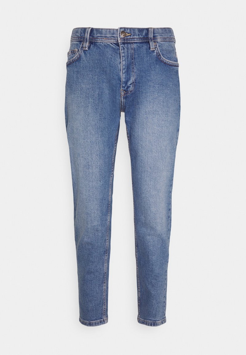 Jean en denim bleu taille haute avec fermeture éclair et bouton à l'avant, cinq poches et jambes légèrement fuselées.