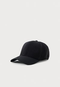Svart caps laget av teksturert materiale med buet skygge og brodert logo på forsiden. Har seks-panel design og justerbar stropp bak.