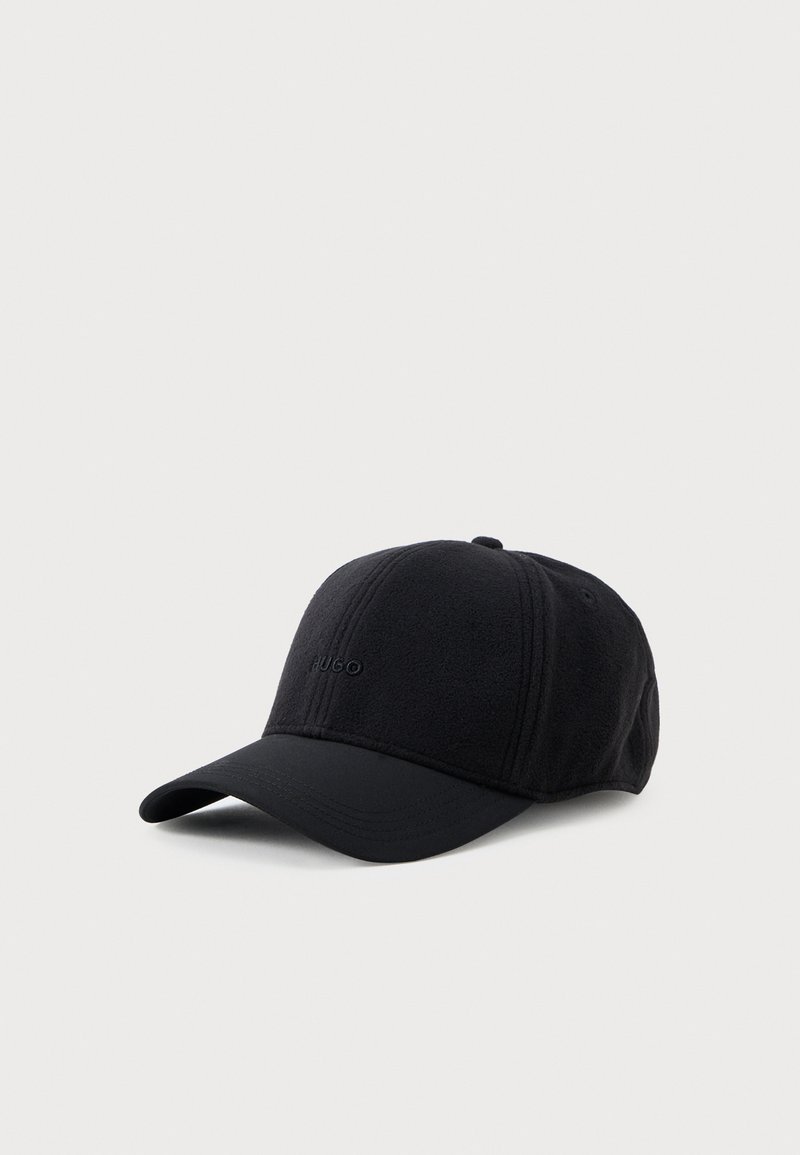 Svart caps laget av teksturert materiale med buet skygge og brodert logo på forsiden. Har seks-panel design og justerbar stropp bak.
