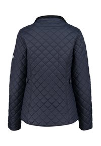 Námořnická prošívaná bunda s dlouhými rukávy, prezentující hladkou strukturu, knoflíkové detaily a klasický design límce.