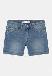 Vaaleansiniset farkkushortsit, joissa on klassinen viiden taskun malli, metallinen napinläppäkiinnitys ja tikatut yksityiskohdat. Calvin Klein Jeans -bränditunniste vyötäröllä.