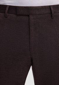 Dunkelbraune, maßgeschneiderte Hose aus strukturiertem Stoff, mit flacher Vorderseite, Gürtelschlaufen und seitlichen Taschen für ein elegantes Design.