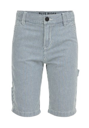 Blå og hvide vertikalt stribede knælange shorts med knap foran, bæltestropper og sidelomme til værktøj.