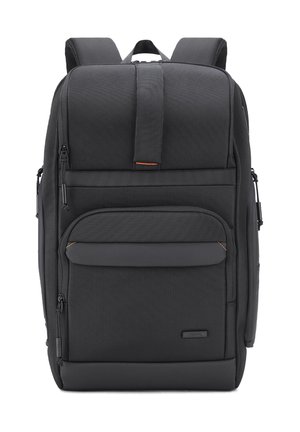 Zwarte rechthoekige rugzak met gevoerde schouderbanden, meerdere ritssluitingen en een bovenste draaghendel.