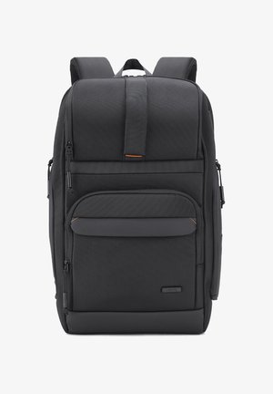 Zaino rettangolare nero con spallacci imbottiti, più scomparti con cerniera e maniglia superiore per il trasporto.