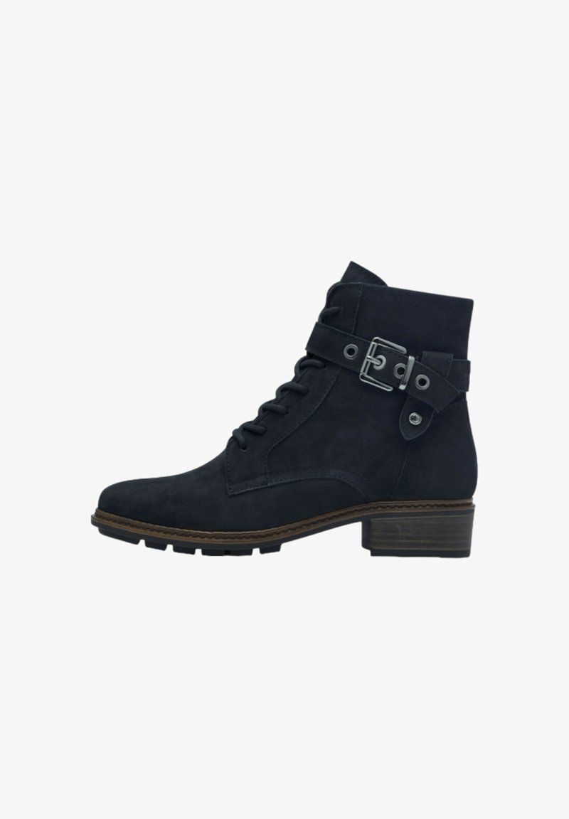 Bottines noires en suédine avec un laçage à l'avant, accent de boucle latérale et semelle texturée. Talon épais pour plus de stabilité.