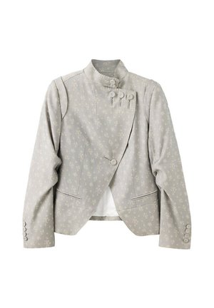 Chaqueta entallada gris claro con un sutil estampado floral, cuello alto, botones frontales asimétricos y detalles con botones en los puños y el pecho.
