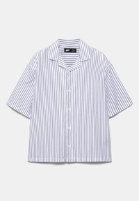 Chemise blanche à manches courtes avec boutons, rayures fines noires verticales et col camp, posée à plat sur un fond clair.