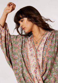 Apricot SARASA FLORAL WRAP - Bluse - green
