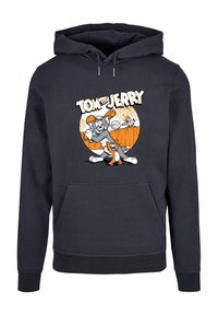 Tengerész kék kapucnis pulóver, elülső zsebbel, élénk narancssárga és fehér Tom és Jerry grafikával. Puha anyag, és fűzős kapucnival rendelkezik.
