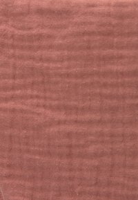 Tissu en coton dans une couleur rose poussiéreux avec un motif texturé en grille. Fini doux, léger et respirant. Convient à diverses utilisations textiles.