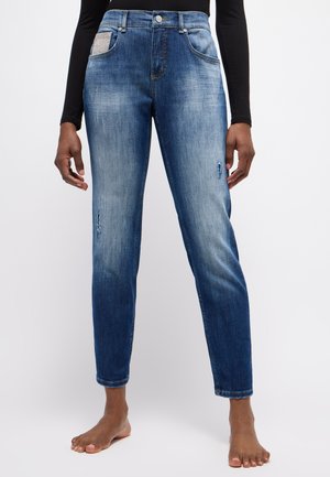 Dunkelblaue Denim-Jeans mit geradem Bein, die an den Oberschenkeln eine hellere Waschung und verwaschene Details aufweisen. Enthält eine strukturierte Tasche.