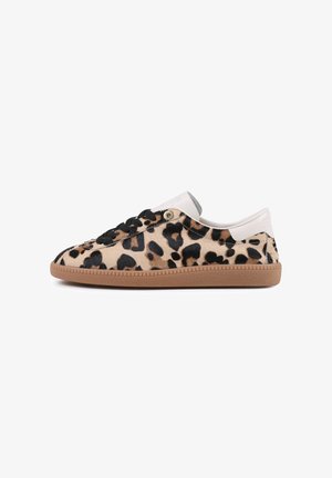 Sapatilhas com padrão de oncinha apresentando um upper texturizado, atacadores pretos, uma parte traseira branca e uma sola de borracha com uma borda texturizada.