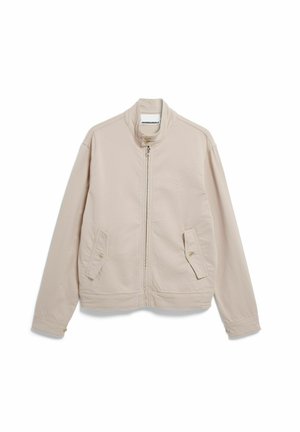 Beige leichte Jacke aus Baumwollmischung mit hohem Kragen, Reißverschluss vorne und zwei seitlichen Taschen mit Knopfverschluss.