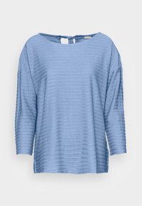 Jasnoniebieska bluzka z rękawami o długości trzy czwarte, poziomym paskowanym wzorem, okrągłym dekoltem i detalem w postaci wiązania z tyłu. Miękka tkanina.