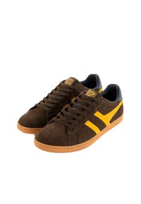Sneaker in suede marrone con strisce diagonali gialle, superficie testurizzata, suola in gomma e fodera interna blu scuro. Logo dorato sulla linguetta.