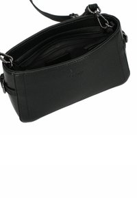 Bolso cruzado de piel negra con un acabado texturizado, que incluye un compartimento con cremallera y una correa desmontable para mayor comodidad.