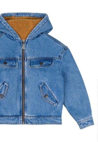 Sininen farkkutakki, jossa on etuvetoketju, kaksi painonappitaskua rinnassa, kaksi kulmaista painonappitaskua sivuilla ja ruskea fleece-vuorattu huppu.