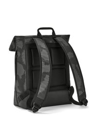 Rucsac negru cu un finisaj texturat, spate din plasă căptușit, curele ajustabile și un mâner de transport deasupra. Design minimalist fără accente suplimentare.