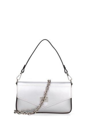 Zilveren metallic clutch met een flapsluiting, zwarte leren accenten en een kettingstrap. Bevat een geometrisch frontontwerp en logo-details.