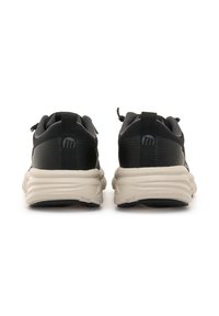 Zapatilla negra con detalles en gris, parte superior de malla texturizada, suela beige acolchada y tiradores en el talón para un fácil calzado.