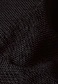 Čierny rebrovaný materiál s jemnou textúrou, s diskrétnymi vertikálnymi línkami, ktoré vytvárajú hladký a rovnomerný povrch.