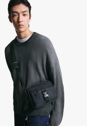 Cross body bag - black