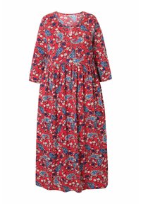 Czerwona sukienka maxi w kwiaty z wzorami paisley, dekoltem w serek, trzema ćwierć rękawami i marszczonym taliowaniem; wykonana z lekkiego materiału.