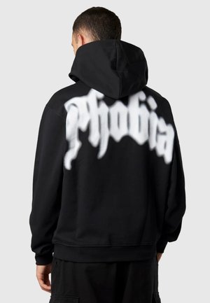 Felpa nera con cappuccio caratterizzata da una grafica bianca testurizzata che reca la scritta "Phobia" sulla schiena. Il design ha un aspetto leggermente sbiadito.