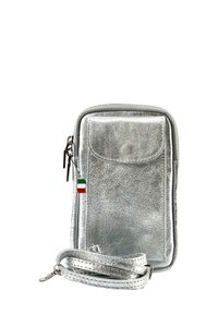 Sac bandoulière métallique argenté avec une texture lisse, ouverture zippée, poche avant et bandoulière ajustable. Comprend un petit pendentif en forme de drapeau italien.