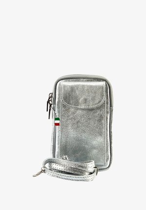 Silberne metallische Umhängetasche mit glatter Textur, Reißverschlussöffnung, Fronttasche und verstellbarem Tragegurt. Mit einem kleinen Charme in Form der italienischen Flagge.
