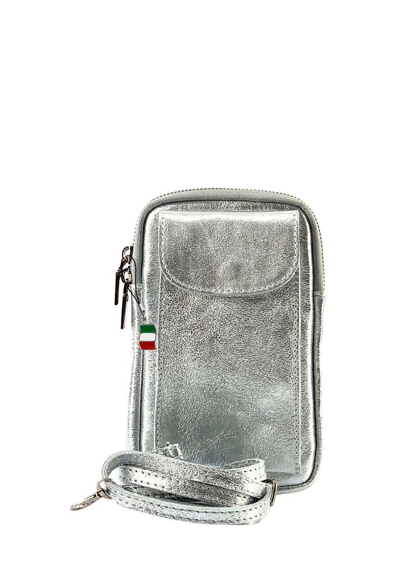Sac bandoulière métallique argenté avec une texture lisse, ouverture zippée, poche avant et bandoulière ajustable. Comprend un petit pendentif en forme de drapeau italien.