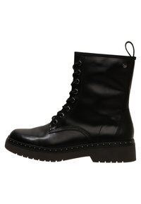 Zwarte leren enkelboots met een ronde neus, vetersluiting aan de voorkant en decoratieve zilveren studs langs de dikke zool. Verhoogde stiksels en een trekband.