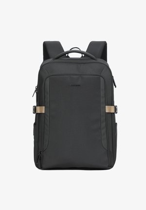 Sac à dos noir en nylon texturé avec des bretelles rembourrées, poche zippée à l'avant et une sangle réglable dotée d'une boucle métallique.