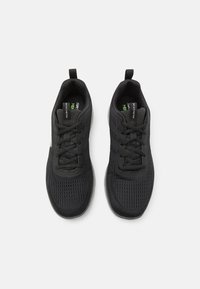 Czarne buty sportowe wykonane z siateczki i tworzywa sztucznego, z wiązanym zapięciem, teksturowaną powierzchnią i pętlą u pięty.