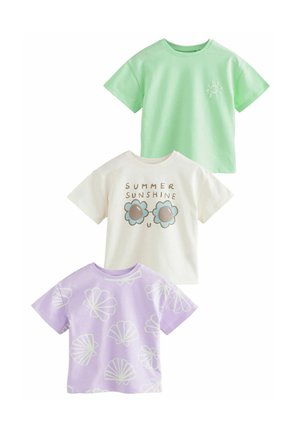 Tre magliette a maniche corte: verde menta con grafica del sole, crema con il testo "ESTATE SOLEGGIATA" e motivo floreale, lavanda con design di conchiglia.