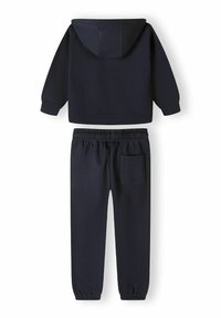 Marinblå barnhoodie och byxset. Hoodien har en framficka och justerbar dragsko. Byxorna har resårmidja och sidficka.