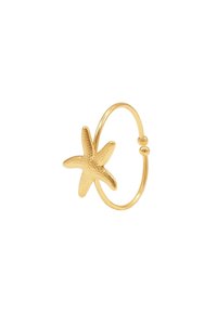 Pendiente de aro dorado con un colgante de estrella de mar texturizado. El aro es liso, con un acabado pulido. Mide aproximadamente 5 centímetros de diámetro.