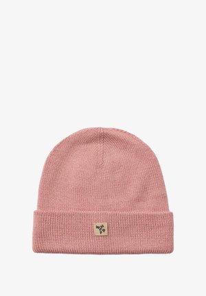 Pink strikket hue med en foldet skygge, som har et lille firkantet mærke med teksten "WHAT." Blød tekstur og tætsiddende pasform.