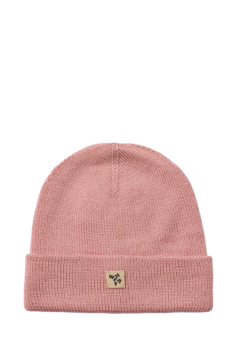 Cappello in maglia rosa con orlo pieghevole, caratterizzato da un piccolo etichetta quadrata con il testo "WHAT." Texture morbida e vestibilità aderente.